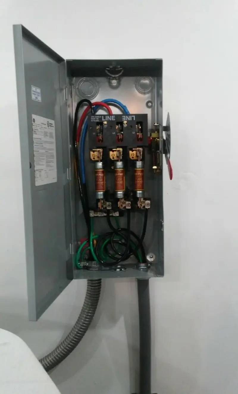 Three-phase disconnect switch installed for Electrical Wiring & Rewiring in German