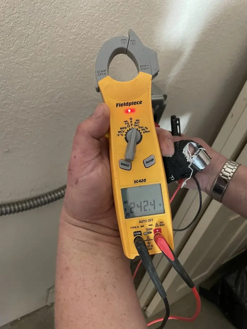 Voltage testing with clamp meter during Generator Installation in German
